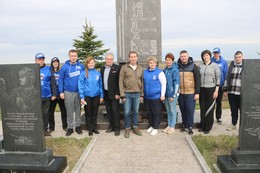 Актив лотошинских единороссов организовал субботник на мемориале у д. Дьяково